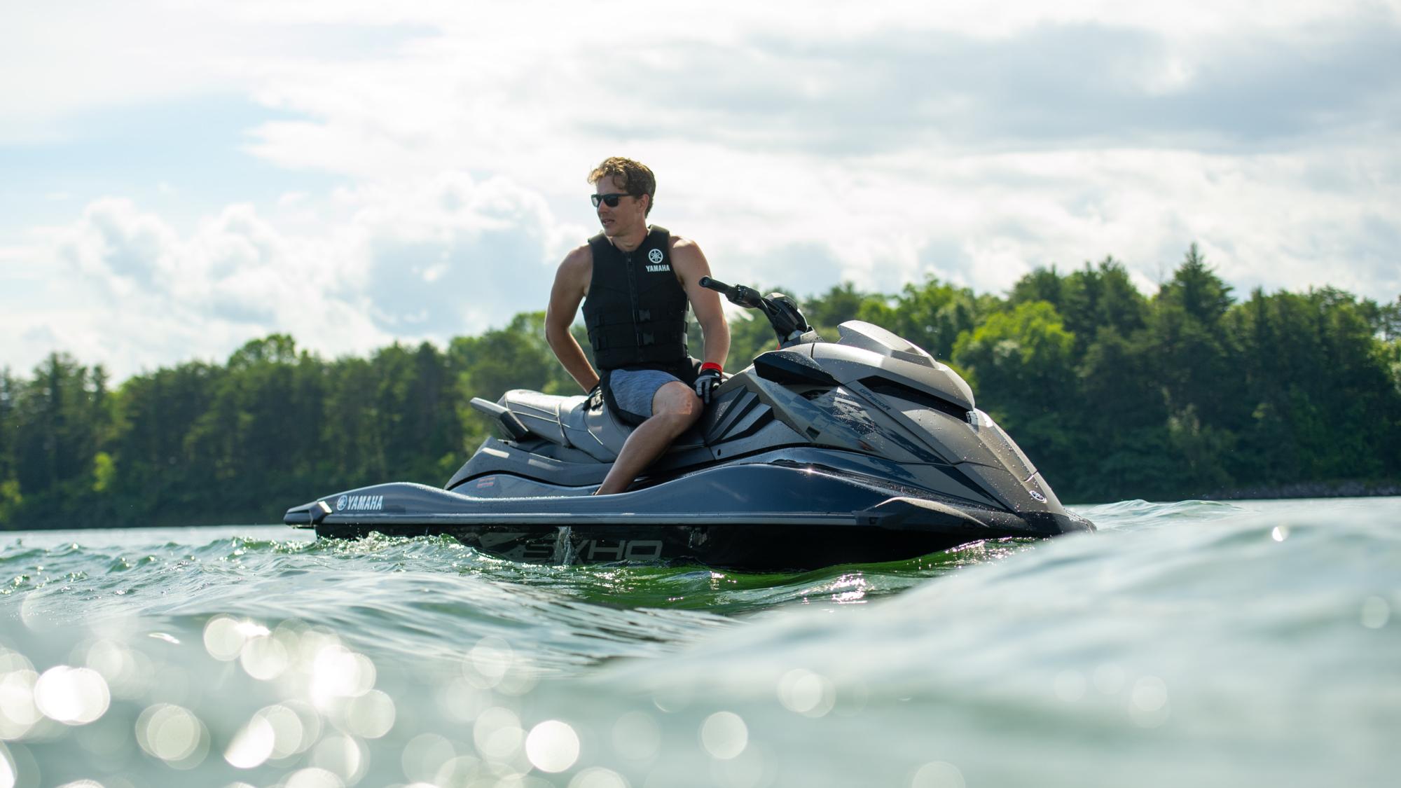 2022-Yamaha-GP1800RSVHO-EU-Black-Action-003-03