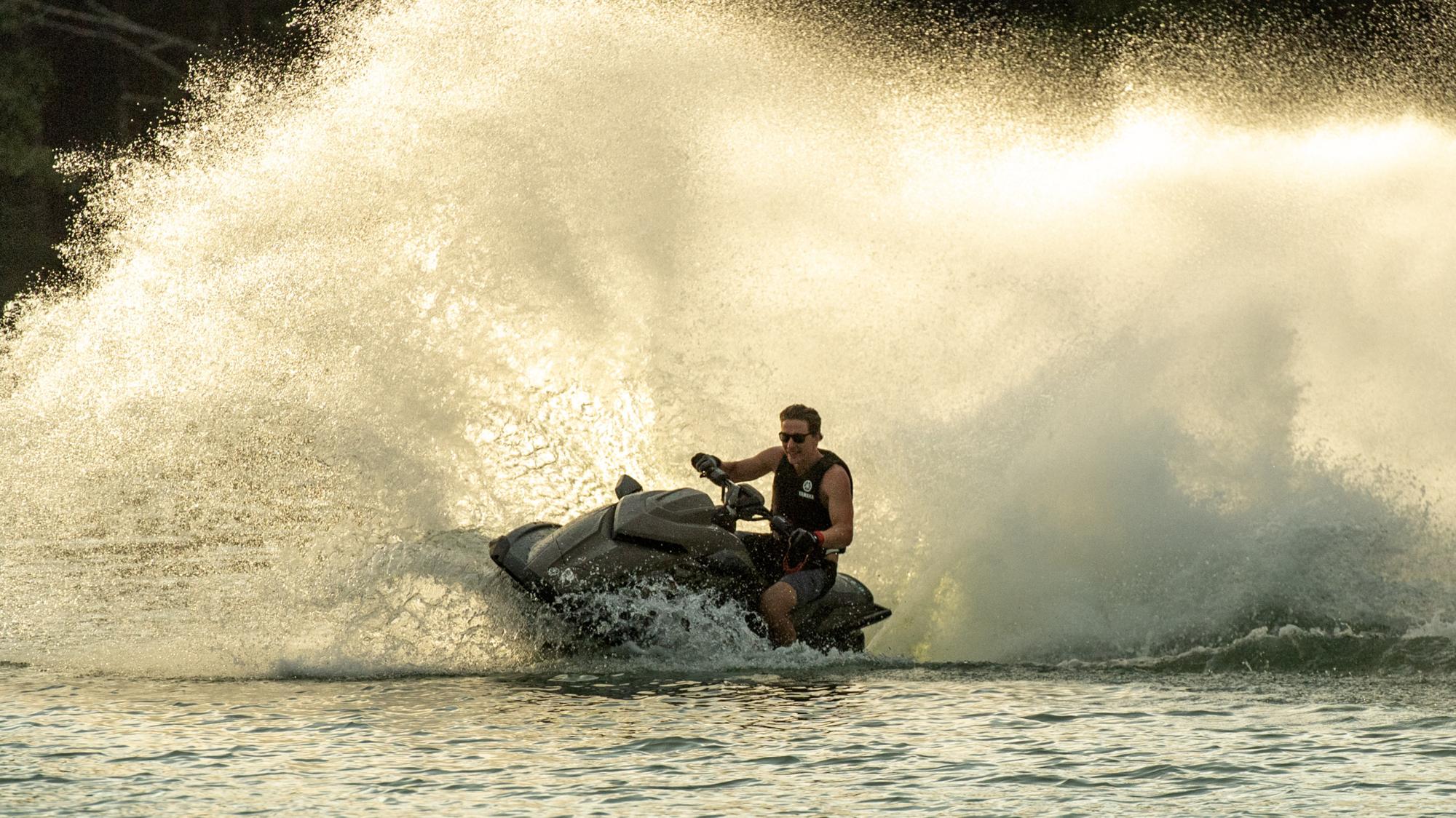 2022-Yamaha-GP1800RSVHO-EU-Black-Action-006-03