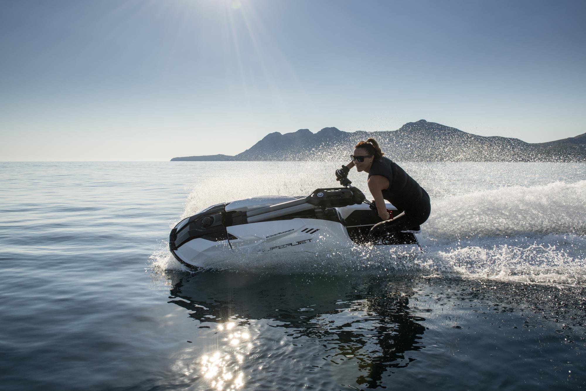 2022-Yamaha-SJ1050-EU-White-Action-003-03